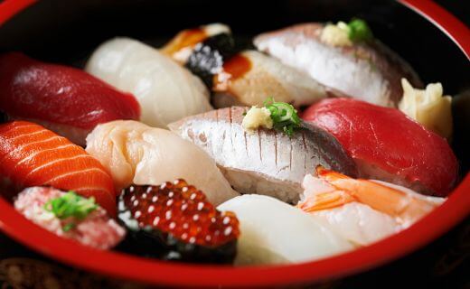 寿司が並んでいる写真
