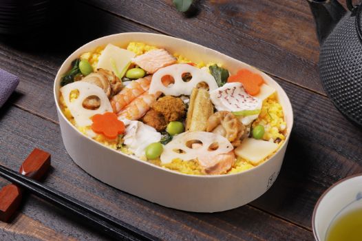 食材が入った弁当の写真