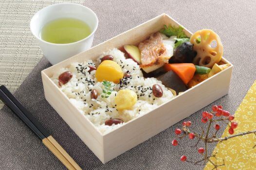 食材が入った弁当の写真